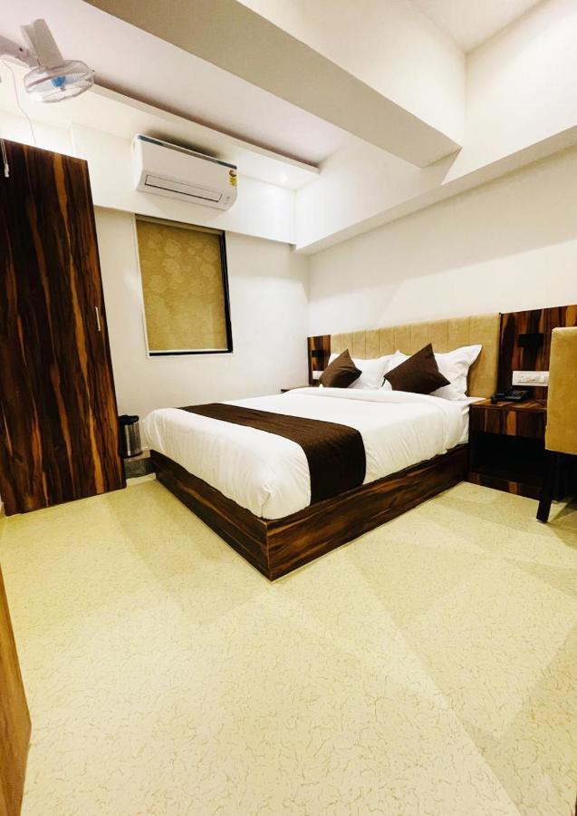 Hotel Hilton Suites Мумбаи Экстерьер фото