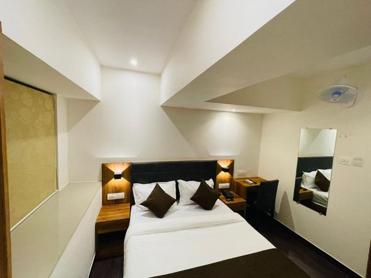 Hotel Hilton Suites Мумбаи Экстерьер фото