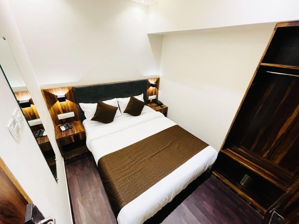 Hotel Hilton Suites Мумбаи Экстерьер фото